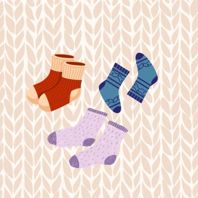 Erivärisiä villasukkia.