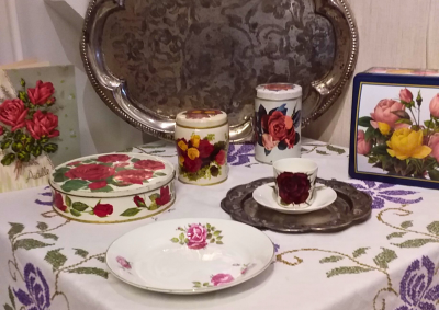 Vanhoja esineitä korsiteellisella pöydällä.