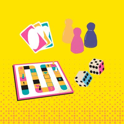 Kuvassa pelikortit, pelinappuloita, pelilauta ja kaksi noppaa.