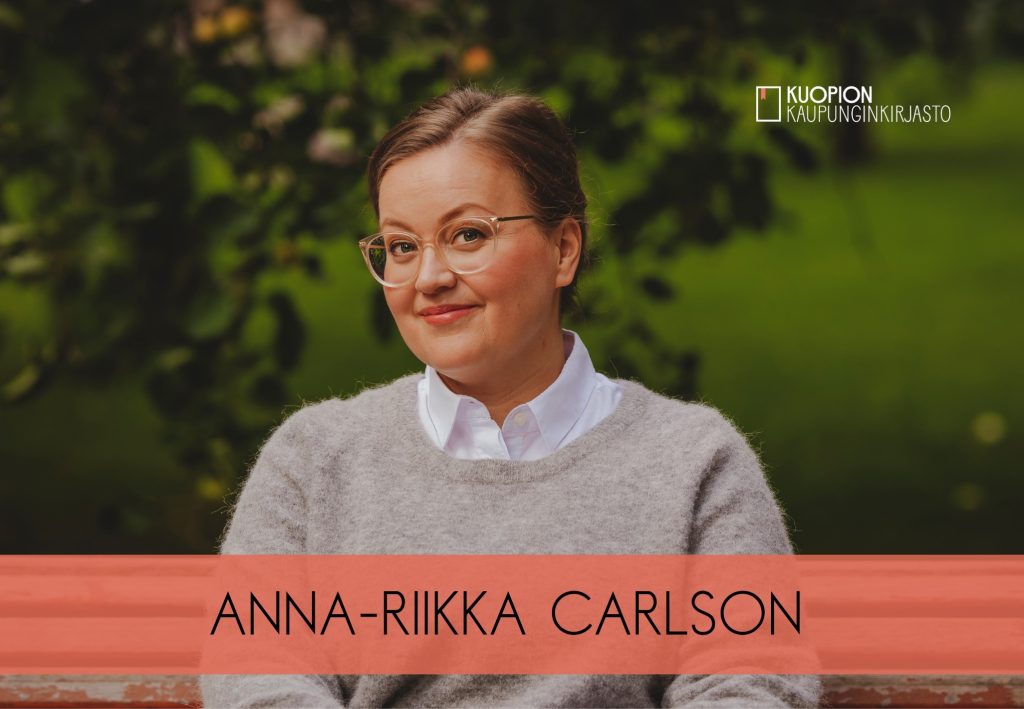 Anna-Riikka Carlson poseeraa kesäisessä kuvassa.