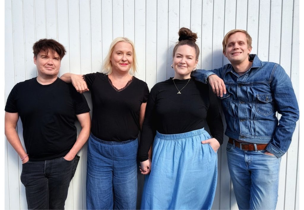 Kuvassa näyttelijät Antti Heikkinen, Tiina Naumanen, Kaisa Ritola ja Janne Puustinen