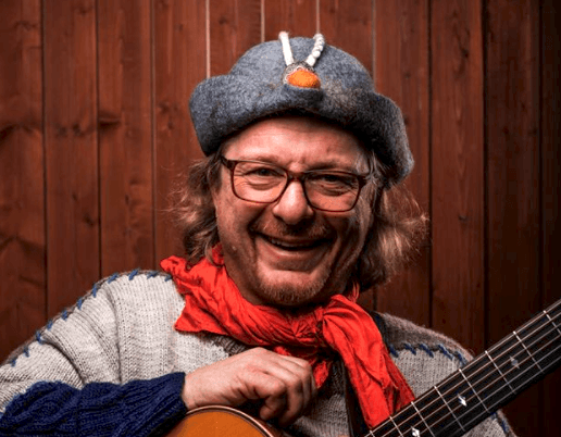 Juuso Happonen ja kitaransa.